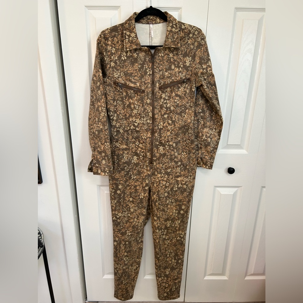 Free People floral jumpsuit with zip front 2 front zip pockets, 2 hip pockets
